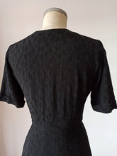 Charger l'image dans la galerie, 1940s - Elegant Black Textured Rayon Crepe Dress - W27.5 (70cm)