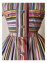 Laden Sie das Bild in den Galerie-Viewer, 1950s - Gorgeous Rainbow Cotton Dress - W27 (68cm)