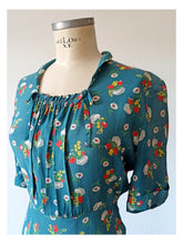 Laden Sie das Bild in den Galerie-Viewer, 1940s - Adorable Novelty Floral Petrol Cold Rayon Dress - W28.5 (72cm)