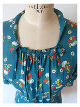 Laden Sie das Bild in den Galerie-Viewer, 1940s - Adorable Novelty Floral Petrol Cold Rayon Dress - W28.5 (72cm)