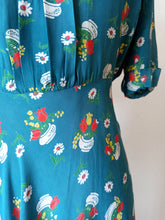 Laden Sie das Bild in den Galerie-Viewer, 1940s - Adorable Novelty Floral Petrol Cold Rayon Dress - W28.5 (72cm)