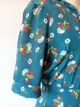 Laden Sie das Bild in den Galerie-Viewer, 1940s - Adorable Novelty Floral Petrol Cold Rayon Dress - W28.5 (72cm)