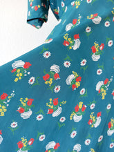 Laden Sie das Bild in den Galerie-Viewer, 1940s - Adorable Novelty Floral Petrol Cold Rayon Dress - W28.5 (72cm)