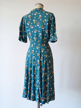 Laden Sie das Bild in den Galerie-Viewer, 1940s - Adorable Novelty Floral Petrol Cold Rayon Dress - W28.5 (72cm)
