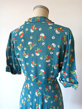 Laden Sie das Bild in den Galerie-Viewer, 1940s - Adorable Novelty Floral Petrol Cold Rayon Dress - W28.5 (72cm)