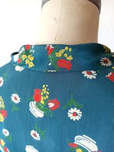 Laden Sie das Bild in den Galerie-Viewer, 1940s - Adorable Novelty Floral Petrol Cold Rayon Dress - W28.5 (72cm)