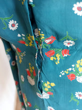 Laden Sie das Bild in den Galerie-Viewer, 1940s - Adorable Novelty Floral Petrol Cold Rayon Dress - W28.5 (72cm)