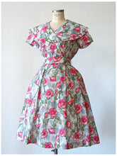 Load image into Gallery viewer, 1950s - Stunning Superb Collar Floral Dress - W30 (76cm)