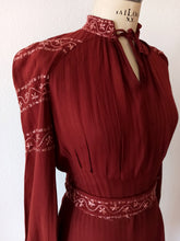 Charger l'image dans la galerie, 1940s - Gorgeous Crimson Brick Rayon Dress - W33 (84cm)