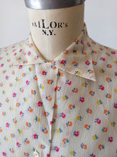 Load image into Gallery viewer, 1950s - Adorable Textured Nylon Floral Blouse - W34 (88cm)