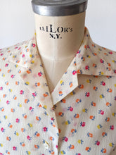 Load image into Gallery viewer, 1950s - Adorable Textured Nylon Floral Blouse - W34 (88cm)