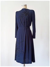 Cargar imagen en el visor de la galería, 1940s - Stunning Beaded Crepe Dress - W33 (84cm)