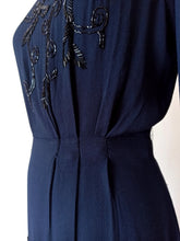 Cargar imagen en el visor de la galería, 1940s - Stunning Beaded Crepe Dress - W33 (84cm)