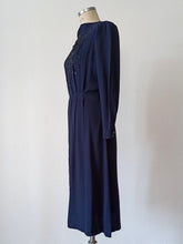 Cargar imagen en el visor de la galería, 1940s - Stunning Beaded Crepe Dress - W33 (84cm)