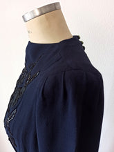 Cargar imagen en el visor de la galería, 1940s - Stunning Beaded Crepe Dress - W33 (84cm)
