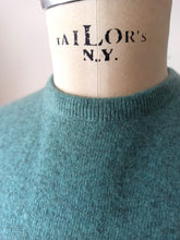 Laden Sie das Bild in den Galerie-Viewer, 1950s 1960s - BALLANTYNE, Scotland for HARROD's - Turquoise Cashmere Jumper - Sz 42