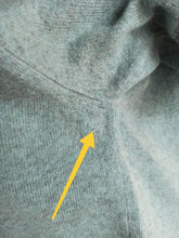 Laden Sie das Bild in den Galerie-Viewer, 1950s 1960s - BALLANTYNE, Scotland for HARROD's - Turquoise Cashmere Jumper - Sz 42