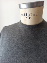 Cargar imagen en el visor de la galería, 1950s - BRAEMAR, Scotland - Grey Cashmere Jumper - Sz Medium