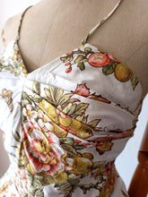 Laden Sie das Bild in den Galerie-Viewer, 1950s - Spectacular Butterflies Birds Rhinestones Dress - W25 (64cm)