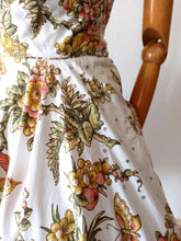 Laden Sie das Bild in den Galerie-Viewer, 1950s - Spectacular Butterflies Birds Rhinestones Dress - W25 (64cm)