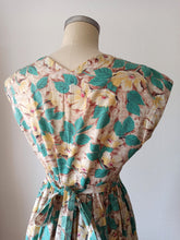 Charger l'image dans la galerie, 1940s - Gorgeous Floral Cotton Dress - W28.5 (72cm)
