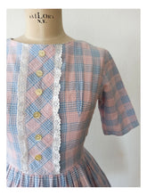Cargar imagen en el visor de la galería, 1950s 1960s - Adorable Pink Blue Cotton Dress - W31 (80cm)