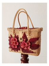 Laden Sie das Bild in den Galerie-Viewer, 1950s 1960s - Beautiful Handmade Straw Basket Handbag