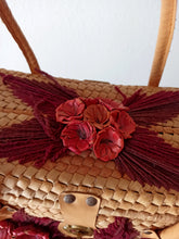 Laden Sie das Bild in den Galerie-Viewer, 1950s 1960s - Beautiful Handmade Straw Basket Handbag