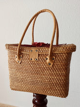 Laden Sie das Bild in den Galerie-Viewer, 1950s 1960s - Beautiful Handmade Straw Basket Handbag