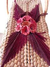 Laden Sie das Bild in den Galerie-Viewer, 1950s 1960s - Beautiful Handmade Straw Basket Handbag