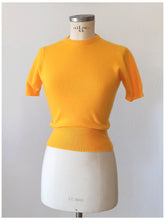 Laden Sie das Bild in den Galerie-Viewer, 1950s - PRINGLE, Scotland - Golden Yellow Cashmere Jumper - Sz 34