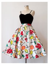 Laden Sie das Bild in den Galerie-Viewer, 1950s - Spectacular Fruits Novelty Print Cotton Skirt - W26 (66cm)