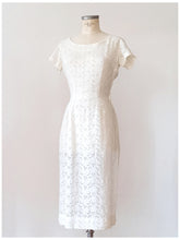 Cargar imagen en el visor de la galería, 1940s 1950s - Gorgeous White Cotton Dress - W25 (64cm)