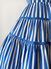 Laden Sie das Bild in den Galerie-Viewer, 1950s - Adorable Blue Stripes Cotton Dress - W27 (68cm)