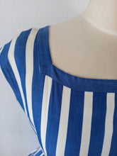 Laden Sie das Bild in den Galerie-Viewer, 1950s - Adorable Blue Stripes Cotton Dress - W27 (68cm)