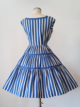 Laden Sie das Bild in den Galerie-Viewer, 1950s - Adorable Blue Stripes Cotton Dress - W27 (68cm)