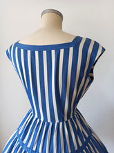 Laden Sie das Bild in den Galerie-Viewer, 1950s - Adorable Blue Stripes Cotton Dress - W27 (68cm)