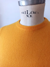 Laden Sie das Bild in den Galerie-Viewer, 1950s - PRINGLE, Scotland - Golden Yellow Cashmere Jumper - Sz 34