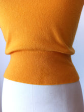 Laden Sie das Bild in den Galerie-Viewer, 1950s - PRINGLE, Scotland - Golden Yellow Cashmere Jumper - Sz 34