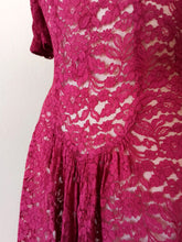 Cargar imagen en el visor de la galería, 1930s - Gorgeous Bright Maroon Lace Dress - W29 (74cm)