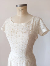 Cargar imagen en el visor de la galería, 1940s 1950s - Gorgeous White Cotton Dress - W25 (64cm)