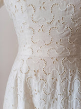 Cargar imagen en el visor de la galería, 1940s 1950s - Gorgeous White Cotton Dress - W25 (64cm)