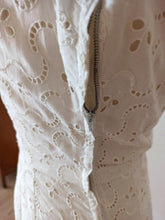 Cargar imagen en el visor de la galería, 1940s 1950s - Gorgeous White Cotton Dress - W25 (64cm)