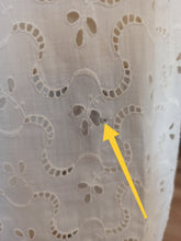 Cargar imagen en el visor de la galería, 1940s 1950s - Gorgeous White Cotton Dress - W25 (64cm)