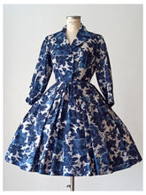 Laden Sie das Bild in den Galerie-Viewer, 1950s - ANDRÉ, France - Exquisite Blue Roseprint Dress - W27.5 (70cm)