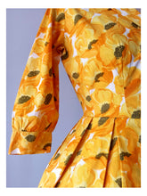 Laden Sie das Bild in den Galerie-Viewer, 1950s - PARIS - Stunning Yellow Floral Cotton Dress - W24.5 (62cm)