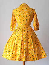 Laden Sie das Bild in den Galerie-Viewer, 1950s - PARIS - Stunning Yellow Floral Cotton Dress - W24.5 (62cm)