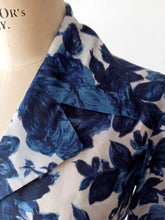 Laden Sie das Bild in den Galerie-Viewer, 1950s - ANDRÉ, France - Exquisite Blue Roseprint Dress - W27.5 (70cm)