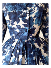 Laden Sie das Bild in den Galerie-Viewer, 1950s - ANDRÉ, France - Exquisite Blue Roseprint Dress - W27.5 (70cm)
