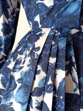 Laden Sie das Bild in den Galerie-Viewer, 1950s - ANDRÉ, France - Exquisite Blue Roseprint Dress - W27.5 (70cm)